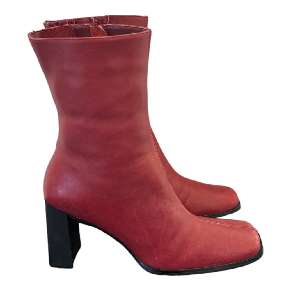 Size 7.5 Vintage short genuine leather women zip up high heel ankle boots.